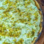 Delicious pistachio cream pie with a creamy green filling and a golden crust.