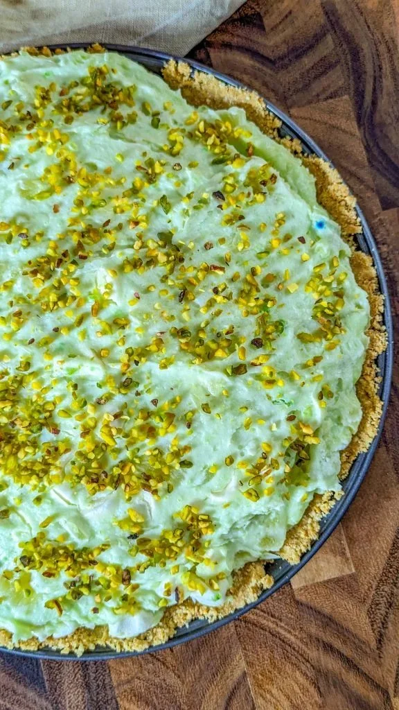 Delicious pistachio cream pie with a creamy green filling and a golden crust.